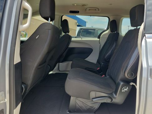 Used 2020 Chrysler Pacifica Touring FWD image 8