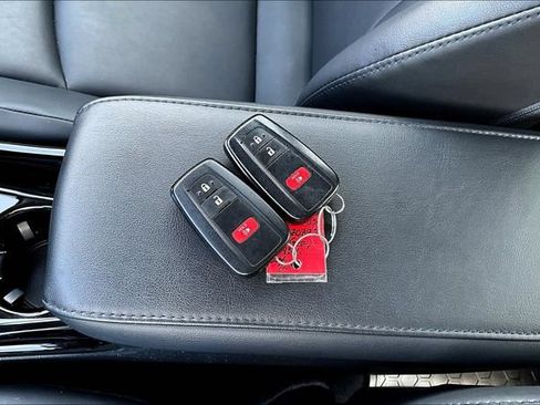 Used 2020 Toyota Prius XLE AWD/4WD image 35