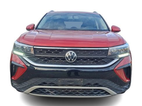 Certified 2022 Volkswagen Taos SE image 2