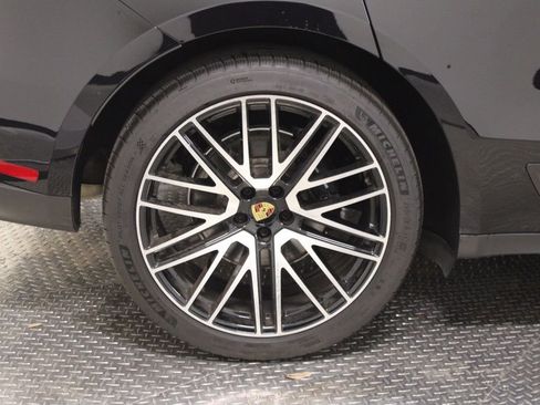 Certified 2025 Porsche Macan image 13