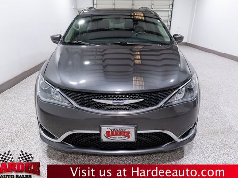 Used 2020 Chrysler Pacifica Touring-L image 7