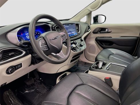Used 2024 Chrysler Pacifica Touring-L image 9