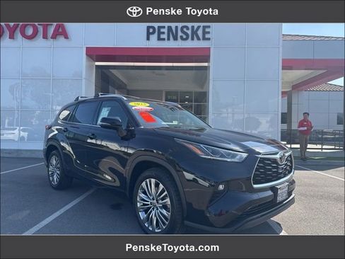Used 2023 Toyota Highlander Limited FWD image 1