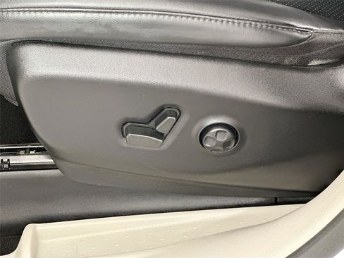 Used 2023 Chrysler Pacifica Touring-L FWD image 21