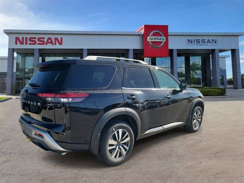 New 2025 Nissan Pathfinder SL image 2