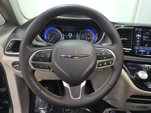 Used 2023 Chrysler Pacifica Touring-L w/ Uconnect Theater Family Group AWD/4WD image 11