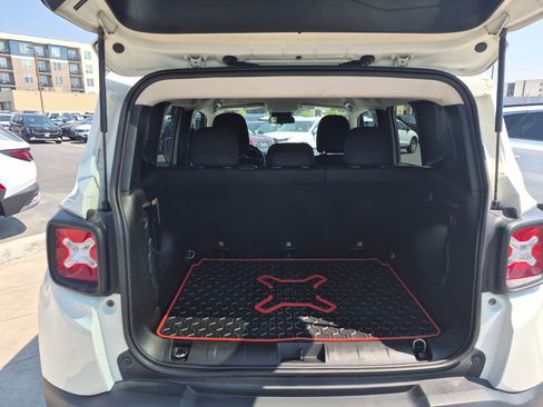 Used 2018 Jeep Renegade Latitude FWD image 28