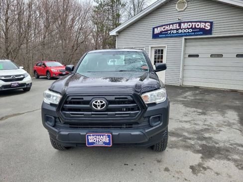 Used 2017 Toyota Tacoma 4x4 Access Cab image 2