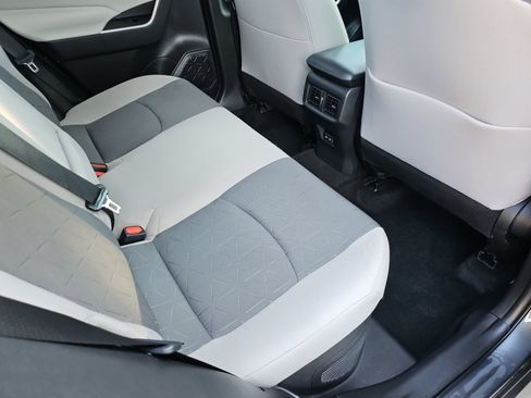 Used 2022 Toyota RAV4 XLE AWD/4WD image 32