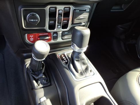 Used 2024 Jeep Gladiator Mojave w/ Technology Group AWD/4WD image 21