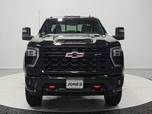 Used 2024 Chevrolet Silverado 2500 ZR2 w/ Technology Package AWD/4WD image 2