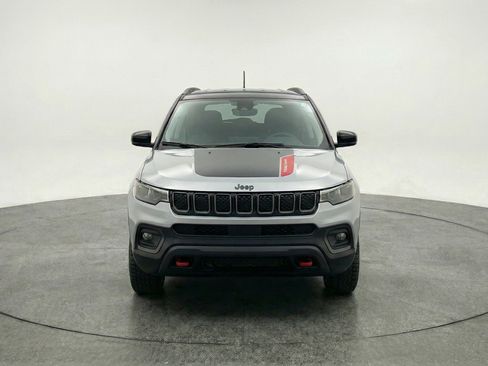 Used 2025 Jeep Compass Trailhawk AWD/4WD image 2