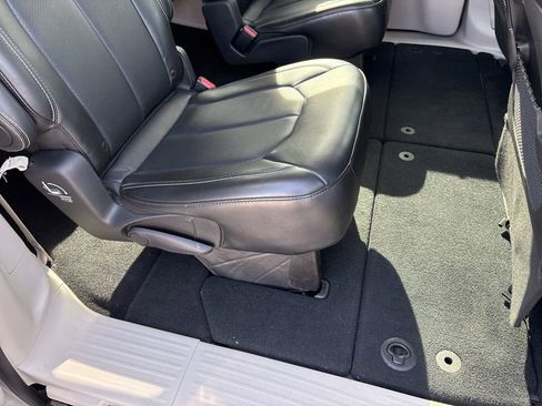 Used 2024 Chrysler Pacifica Touring-L image 23