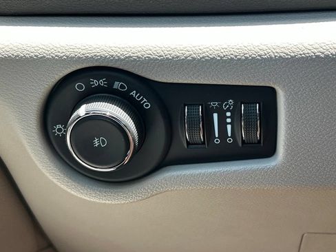 Used 2024 Chrysler Pacifica Touring-L FWD image 29