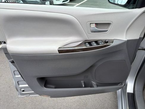 Used 2015 Toyota Sienna XLE FWD image 10