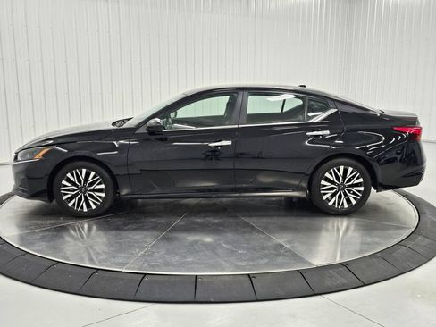Used 2024 Nissan Altima 2.5 SV FWD image 3