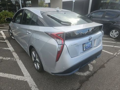 Used 2018 Toyota Prius Three Touring FWD image 2