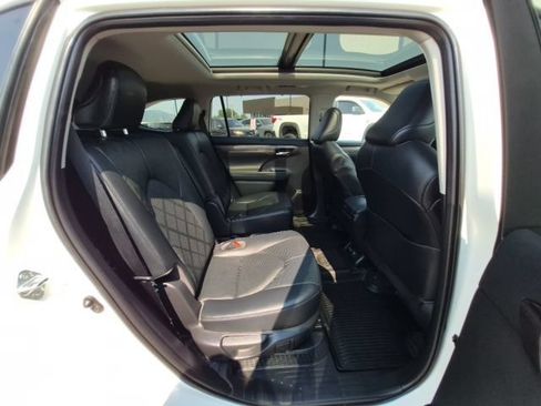 Used 2020 Toyota Highlander Platinum AWD/4WD image 16