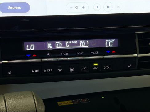 Used 2025 Toyota Sienna XLE w/ XLE Plus Package FWD image 10
