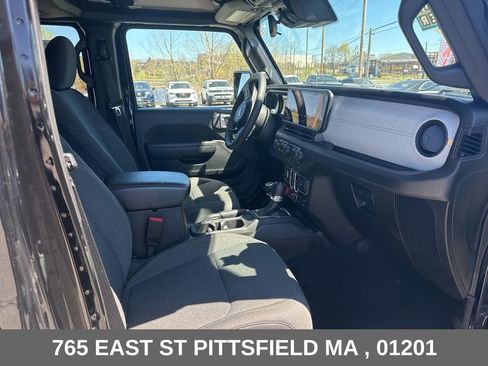 Used 2024 Jeep Wrangler Unlimited AWD/4WD image 17