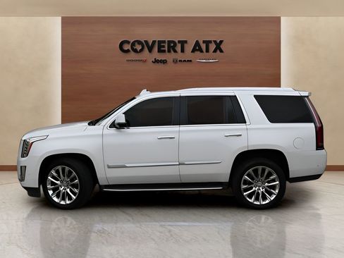 Used 2019 Cadillac Escalade Luxury RWD image 2