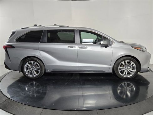 Used 2024 Toyota Sienna Platinum image 7