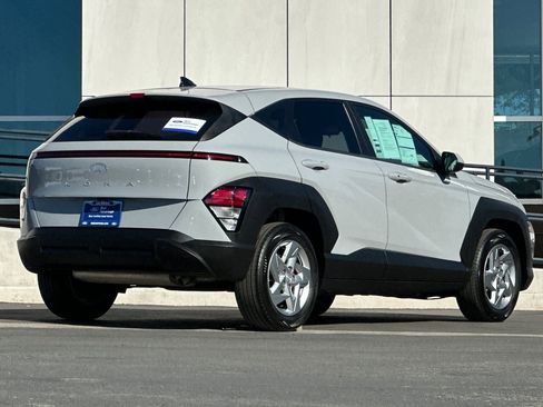 Used 2024 Hyundai Kona SE image 3
