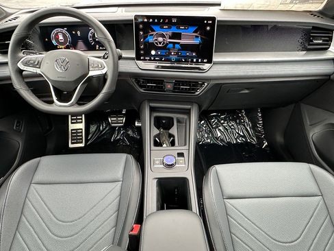 New 2025 Volkswagen Tiguan SE R-Line image 10