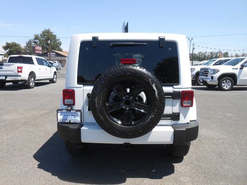 Used 2016 Jeep Wrangler Unlimited Sahara w/ Connectivity Group image 8