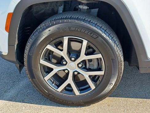 Used 2023 Jeep Grand Cherokee L Limited AWD/4WD image 35
