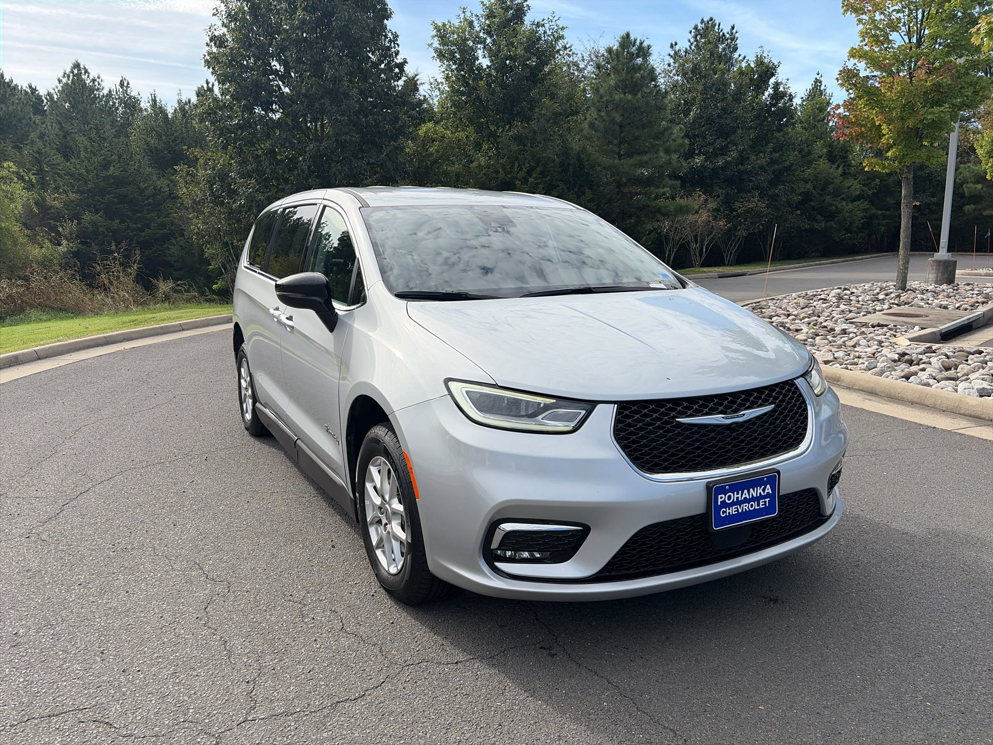 Used 2024 Chrysler Pacifica Touring-L FWD image 2