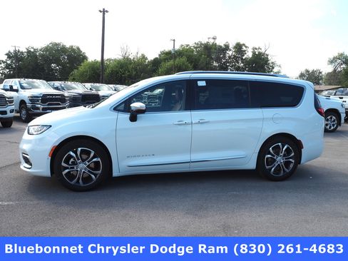 New 2026 Chrysler Pacifica Pinnacle image 1
