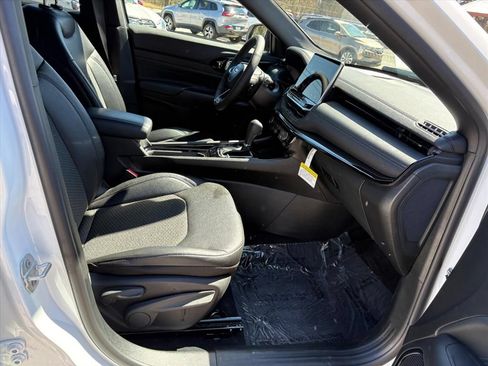 Used 2026 Jeep Compass Latitude AWD/4WD image 17