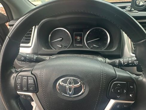 Used 2019 Toyota Highlander XLE AWD/4WD image 5
