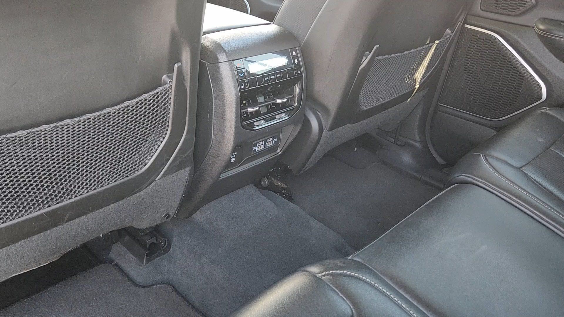Used 2023 Jeep Grand Cherokee L Limited w/ Luxury Tech Group II AWD/4WD image 16