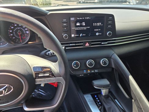 Certified 2023 Hyundai Elantra SE image 13