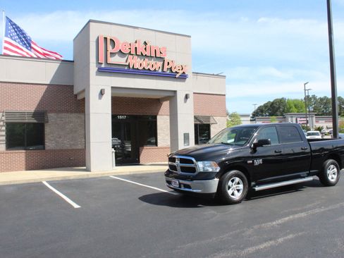 Used 2020 RAM 1500 Classic SLT w/ Luxury Group RWD image 36