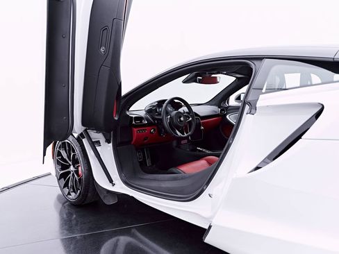Used 2024 McLaren Artura RWD image 48