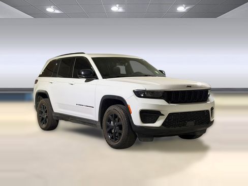 Used 2024 Jeep Grand Cherokee Altitude AWD/4WD image 6