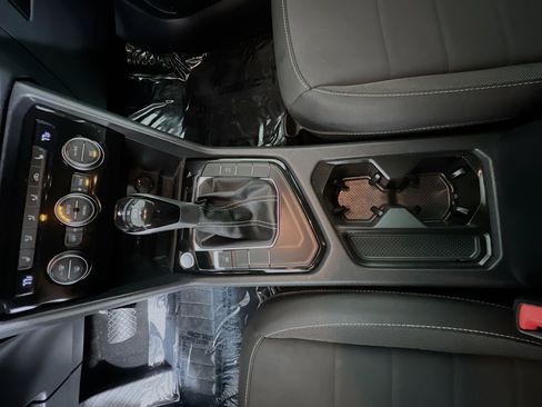 Used 2024 Volkswagen Taos SE image 25