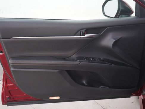 Used 2019 Toyota Camry XLE FWD image 18