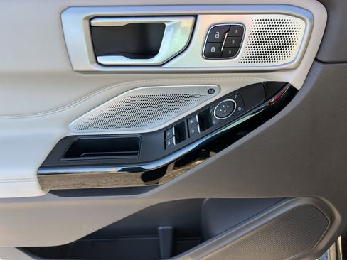 Used 2023 Ford Explorer Platinum w/ Technology Package image 15