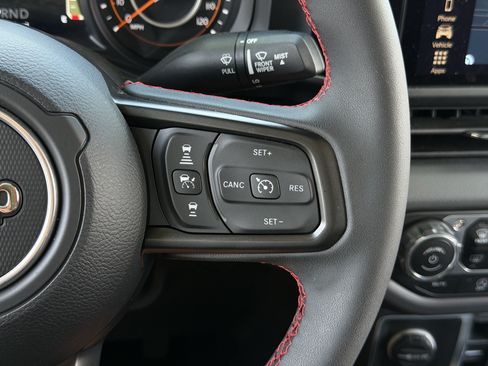 Used 2024 Jeep Gladiator Rubicon w/ Technology Group AWD/4WD image 19