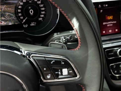 Certified 2025 Bentley Bentayga AWD/4WD image 38