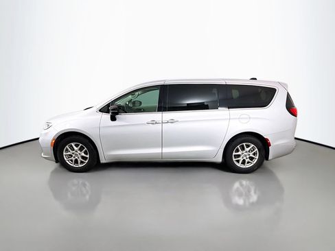 Used 2024 Chrysler Pacifica Touring-L FWD image 4