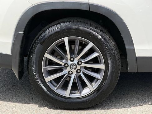 Used 2019 Toyota Highlander XLE AWD/4WD image 13