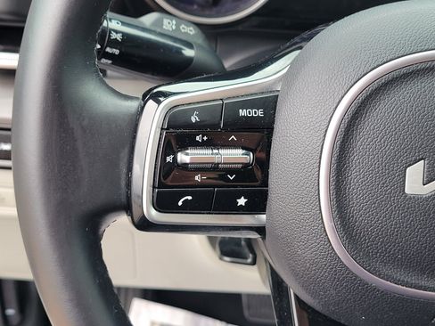 Used 2023 Kia Carnival EX FWD image 22