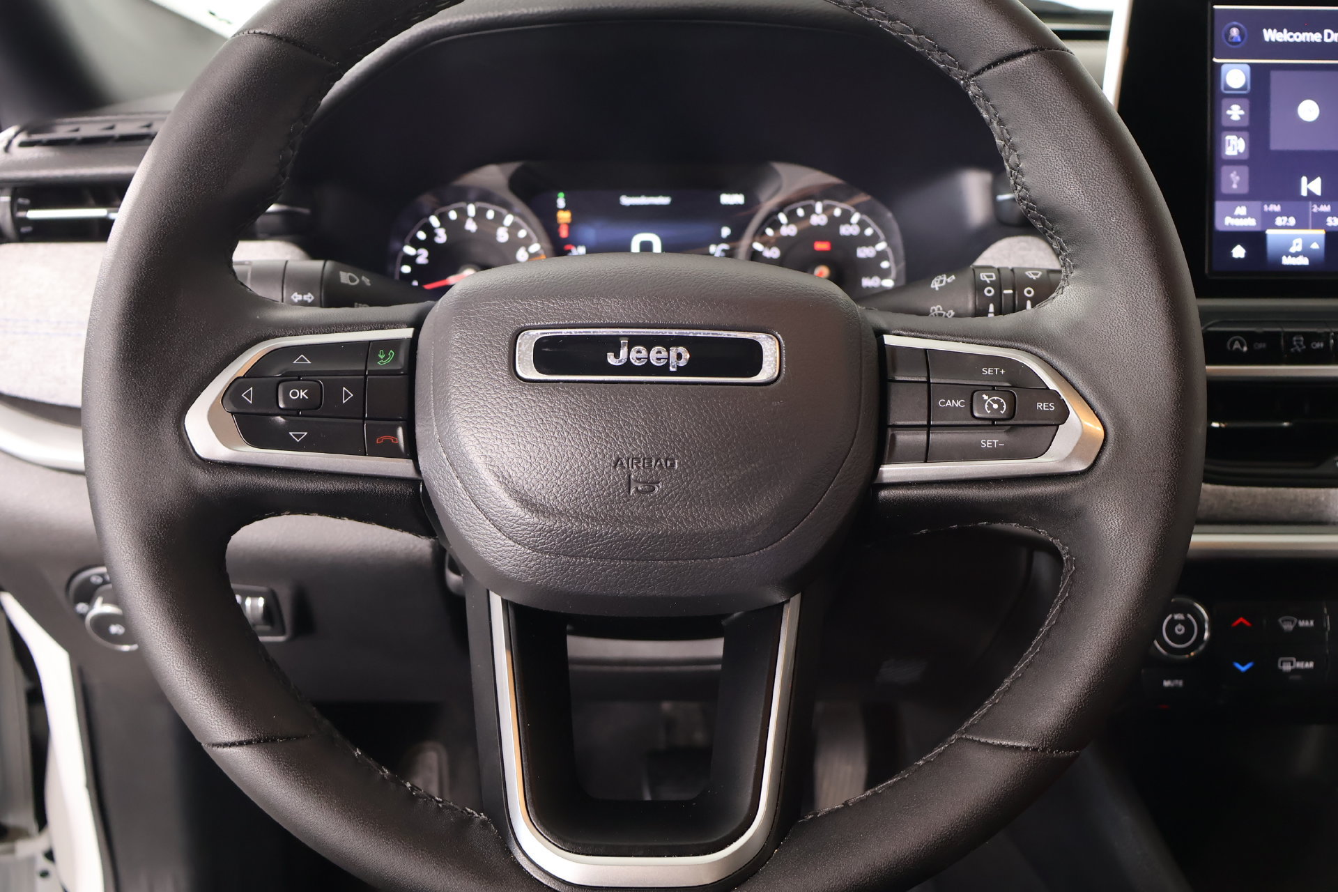 Used 2025 Jeep Compass Latitude AWD/4WD image 3