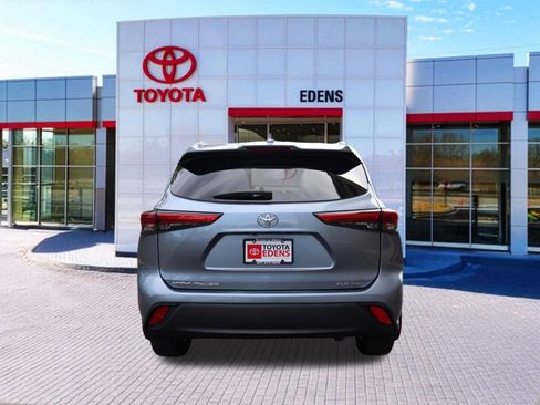 Used 2022 Toyota Highlander XLE AWD/4WD image 4