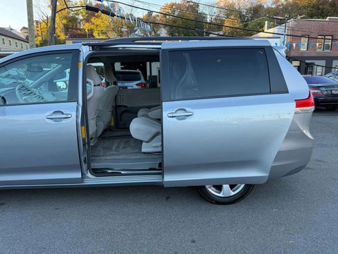 Used 2013 Toyota Sienna LE FWD image 41